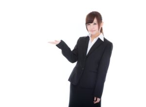 ご案内するスーツ姿の受付け嬢